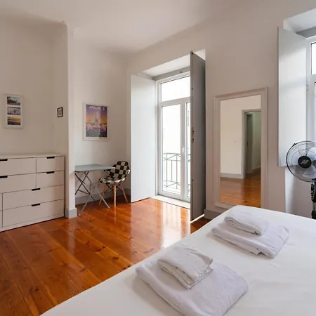 Old Style Fully Renewed And Spacious 3-bed * Lisboa