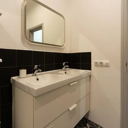 Old Style Fully Renewed And Spacious 3-bed Apartment Lisbon