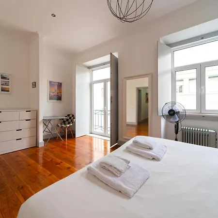 Old Style Fully Renewed And Spacious 3-bed Lisbon