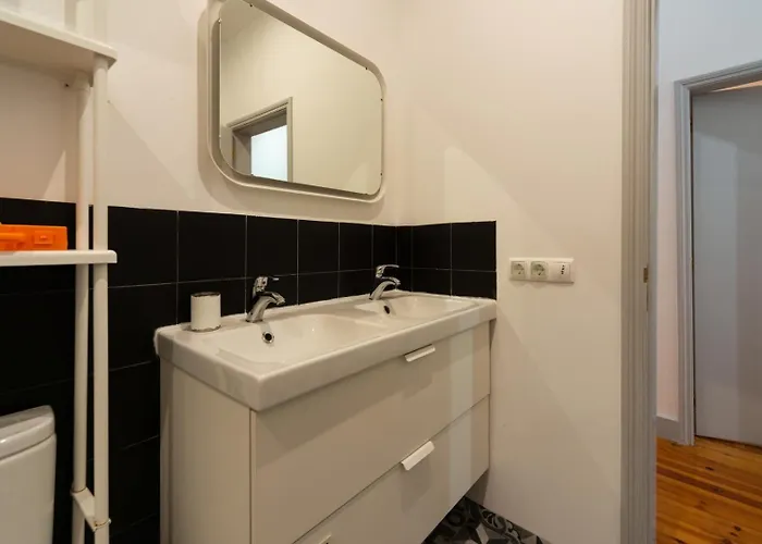 Old Style Fully Renewed And Spacious 3-bed Appartement Lissabon